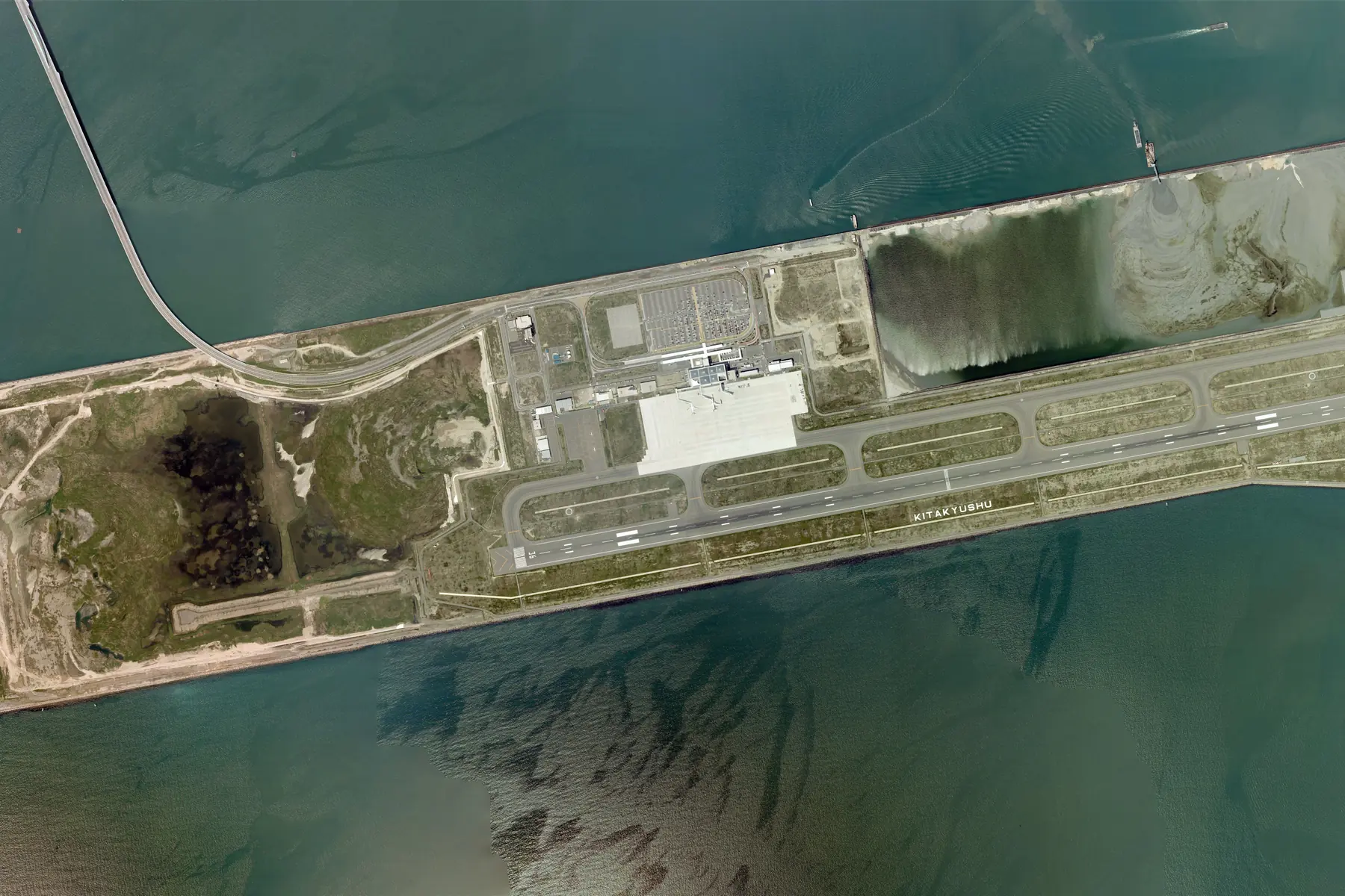 海上の北九州空港と連絡橋を写した航空写真