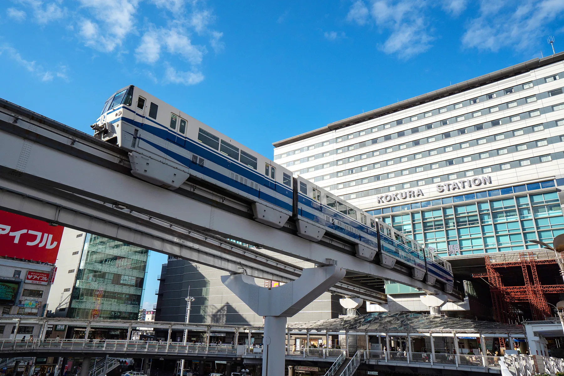 小倉駅へ入る北九州モノレール